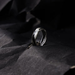 MIDNIGHT WAVE RING