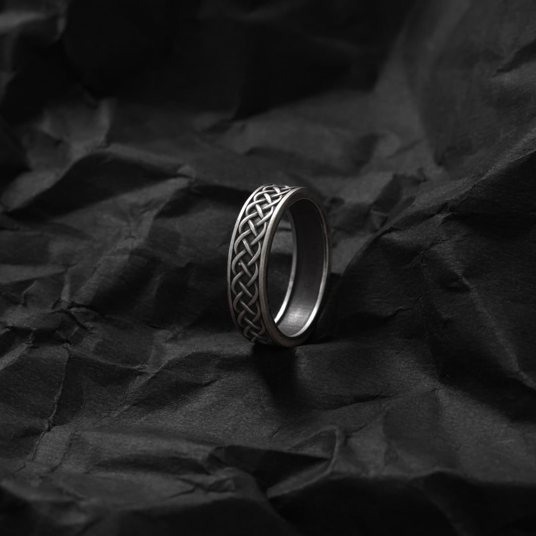 KNOTTY SOPHISTICATED RING
