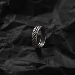 KNOTTY SOPHISTICATED RING