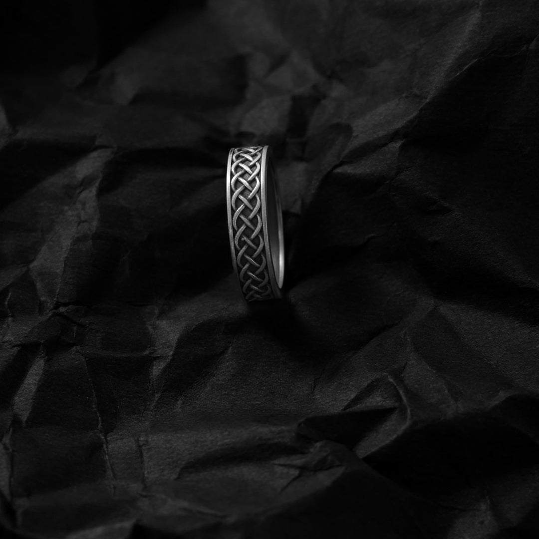 KNOTTY SOPHISTICATED RING