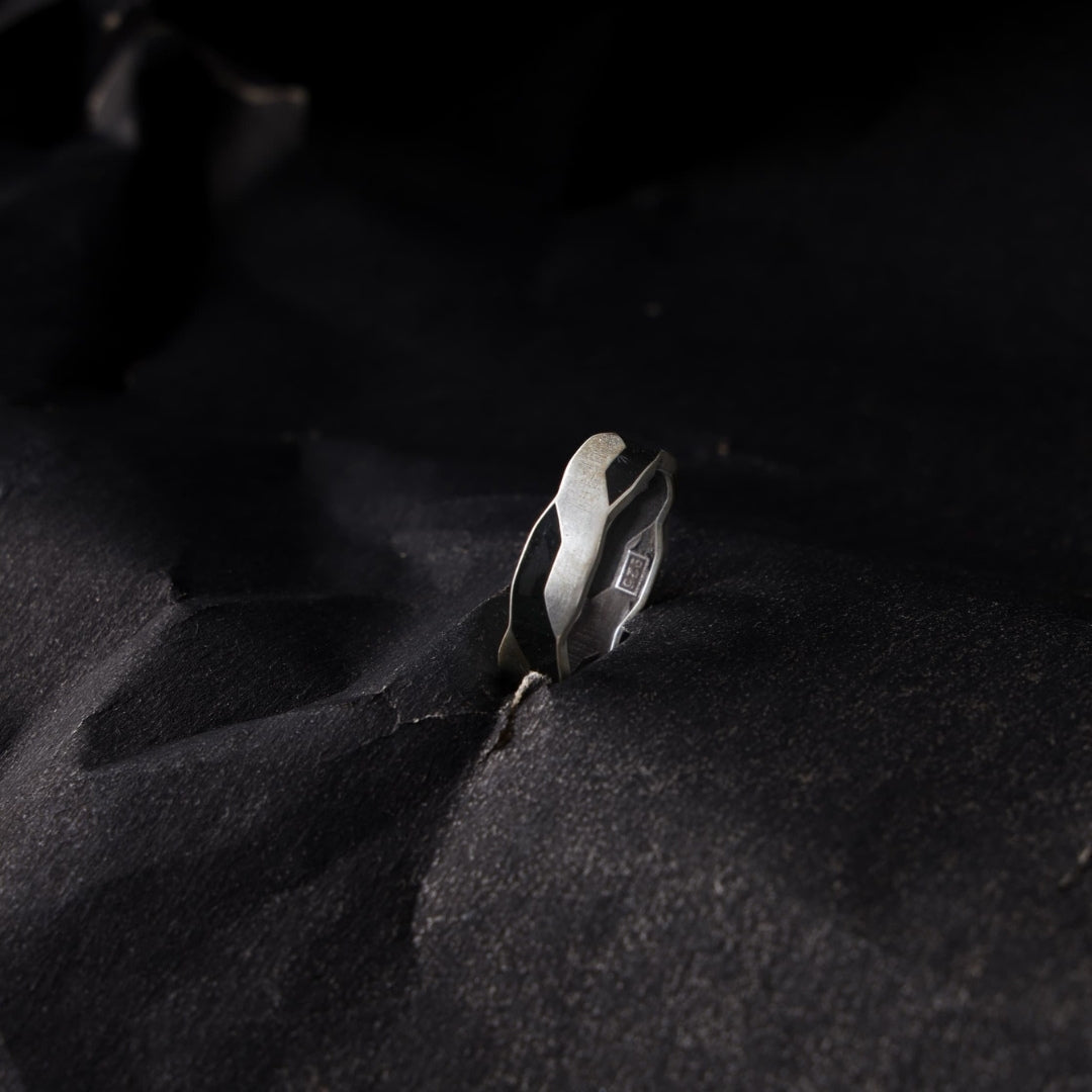 MIDNIGHT WAVE RING