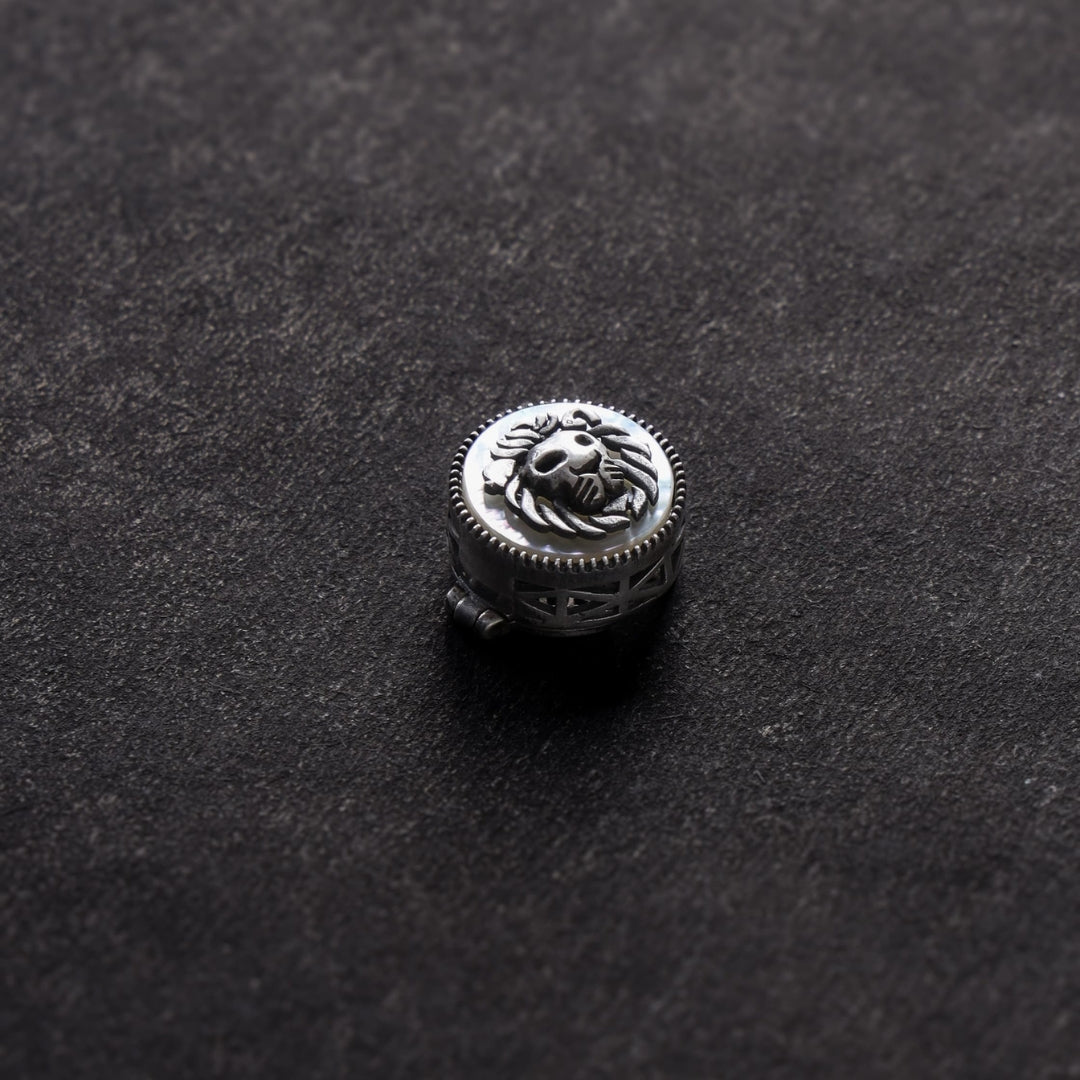 Pearl lion cufflink clip