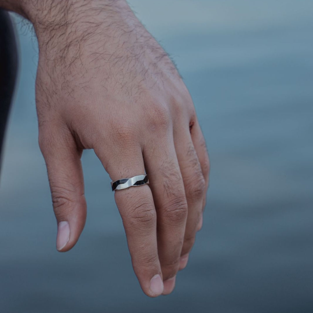 MIDNIGHT WAVE RING